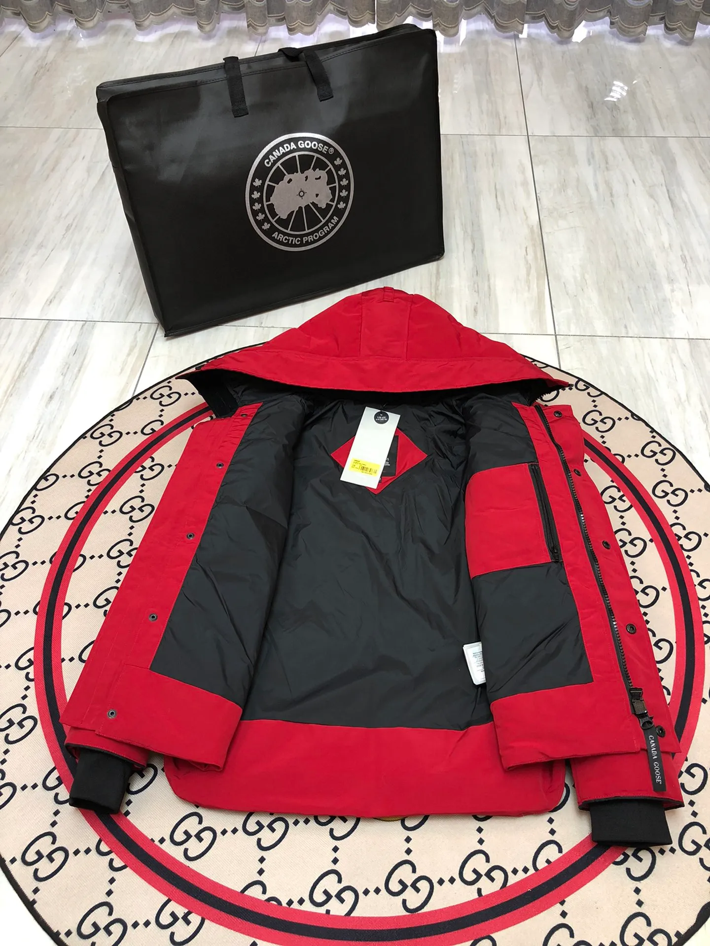 P640 Canada Goose MacMillan parka 17 styles for men and women, short style without fur collar, Arctic and Antarctic scientific expedition teams and others choose Canada Goose as their winter wear, the Rolls-Royce of down jackets. ➖ Industry-leading anti-counterfeiting chip sensing. ➖ Imported Behringer embroidery machines and customized embroidery labels, the highest level and industry leading. ➖ Imported Korean 21-count polyester-cotton blended original fabric, TC85 waterproof coated fabric, water-repellent, windproof and wear-resistant. ➖ The new national standard 80 white duck down is filled with an average of 520 grams of down. The amount of down filled is industry-leading. ➖ 100% nylon lining with double double-layer sealing design to prevent velvet running, and seamless thread design on the cuffs! ➖ Western Canadian Green Wolf Collar. ➖ Yoshida YKK provides original factory-customized electroplated sliders. YKK two-way lockable zippers are tight and smooth and do not peel off paint. ➖ 3M composite Velcro is durable and the accessories and hardware are all custom-made. Note: Our copywriting is only simple and clear. Instead of bragging about the copywriting, it is better to compare and understand with samples. Only for the purest goose, the most dedicated, the most professional, the highest quality, the highest cost performance! Color: green gray red off-white navy black SIZE: S-XXL [with size chart]